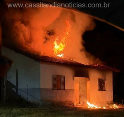 Imagem da notícia Casa é destruída por incêndio e ex-companheira é apontada como suspeita em Cassilândia